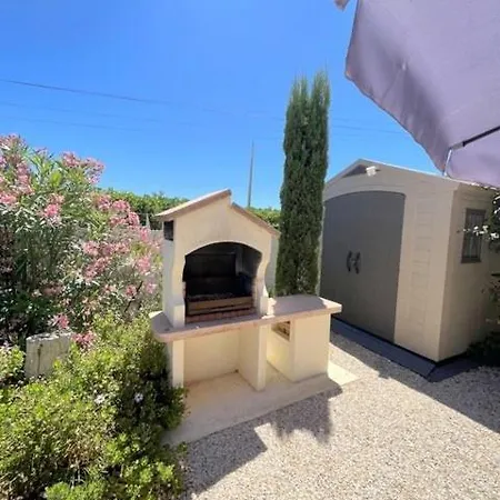 Villa Agreable Maison Avec Terrasse Et Piscine Collective -6pq32 *